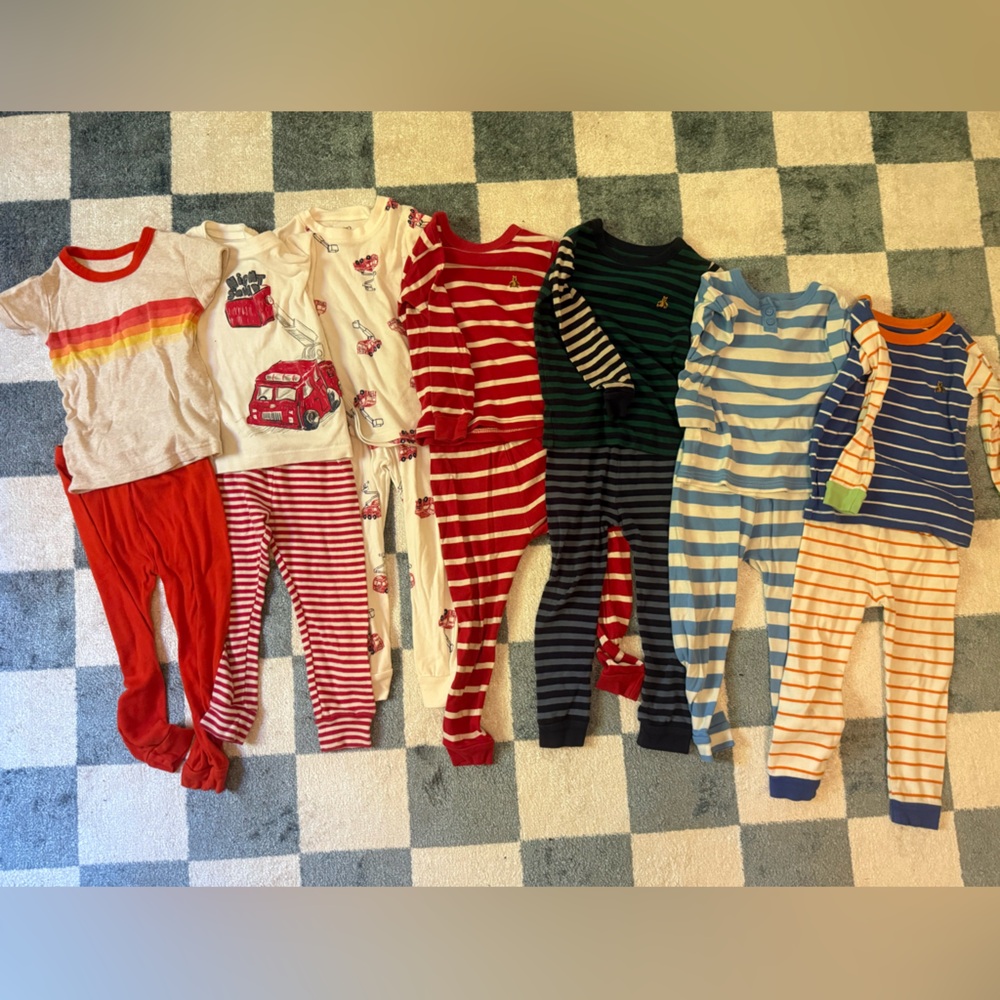 Bundle of 7 cozy pajama sets Baby Gap & Carter’s size 3T